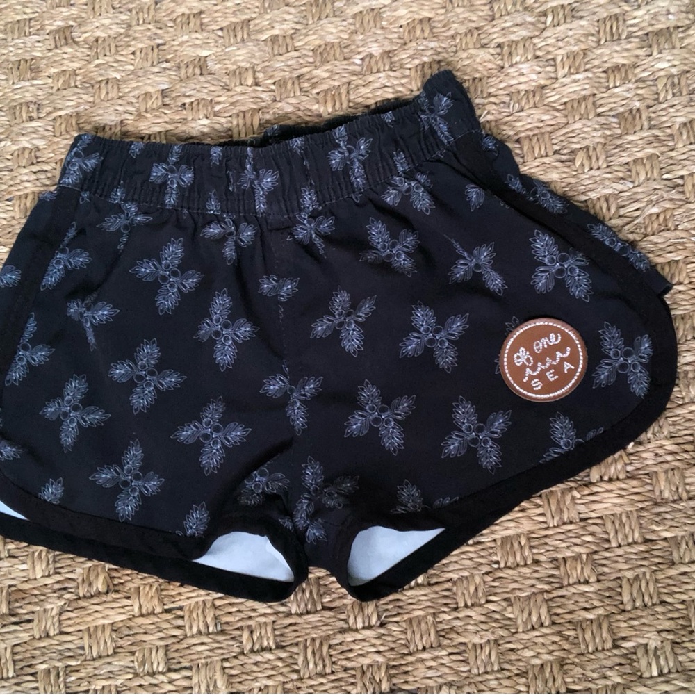 Of One Sea Girl's Board Shorts Black Breadfruit size 5/6